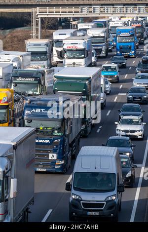 Stau auf der Autobahn A3, Richtung Norden, vor dem Autobahnkreuz ...