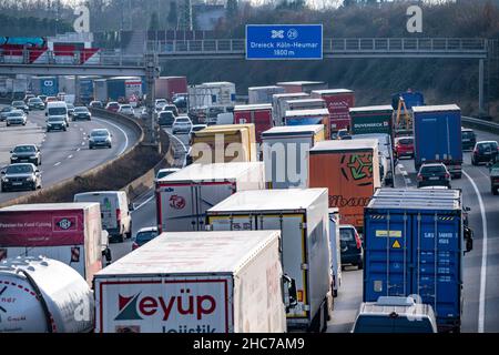 Stau auf der Autobahn A3, beim Kreuz Köln-Ost, in Richtung Süden, vier Fahrspuren mit PKW und vielen LKW gestaut, insgesamt über 8 Kilometer, Köln, NR Stock Photo