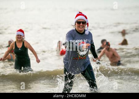 December 25, 2021, Brighton, England, UK: Brighton, UK. 25th December 2021. Swimmers take a Christmas Day dip in the beach in Brighton. Swimming on Christmas Day is considered an old tradition in Sussex which goes back to 1860. The tradition has been maintained this Christmas, despite the Brighton and Hove Council urging residents and visitors to stay safe and keep away from the sea this winter and closing a number of beaches (Credit Image: © Matt Duckett/IMAGESLIVE via ZUMA Press Wire) Stock Photo