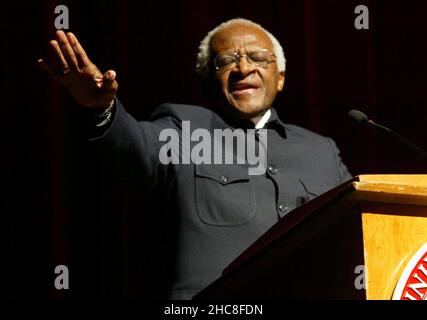 Arlington, USA. 25th Mar, 2004. KRT STAND ALONE US NEWS STORY SLUGGED: TUTU KRT PHOTO BY STEWART F. HOUSE/FORT WORTH STAR-TELEGRAM (DALLAS OUT) (March 26) Archbishop Desmond Tutu of South Africa speaks on Thursday, March 25, 2004, at the University of Texas at Arlington in Arlington, Texas. (Photo by gsb) 2004 Credit: Sipa USA/Alamy Live News Stock Photo