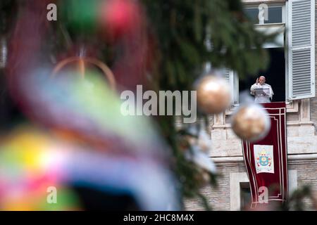 Vatican City, Vatican. 26th Dec, 2021. Pope Francis Angelus apostolic palace in Vatican, 26 December 2021. RESTRICTED TO EDITORIAL USE - Vatican Media/Spaziani. Credit: dpa/Alamy Live News Stock Photo