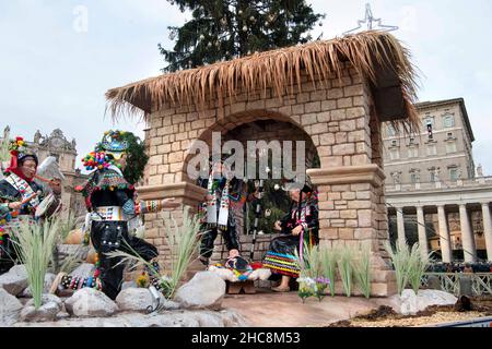 Vatican City, Vatican. 26th Dec, 2021. Pope Francis Angelus apostolic palace The Nativity scene in St. Peter's Square in the Vatican, 26 December 2021. RESTRICTED TO EDITORIAL USE - Vatican Media/Spaziani. Credit: dpa/Alamy Live News Stock Photo