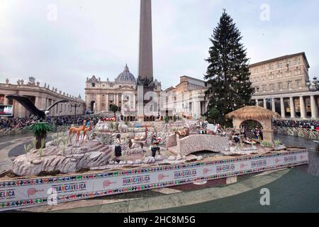 Vatican City, Vatican. 26th Dec, 2021. Pope Francis Angelus apostolic palace The Nativity scene in St. Peter's Square in the Vatican, 26 December 2021. RESTRICTED TO EDITORIAL USE - Vatican Media/Spaziani. Credit: dpa/Alamy Live News Stock Photo