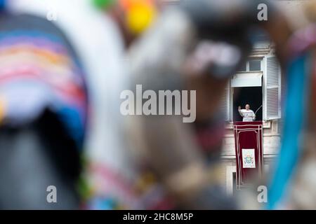 Vatican City, Vatican. 26th Dec, 2021. Pope Francis Angelus apostolic palace in Vatican, 26 December 2021. RESTRICTED TO EDITORIAL USE - Vatican Media/Spaziani. Credit: dpa/Alamy Live News Stock Photo