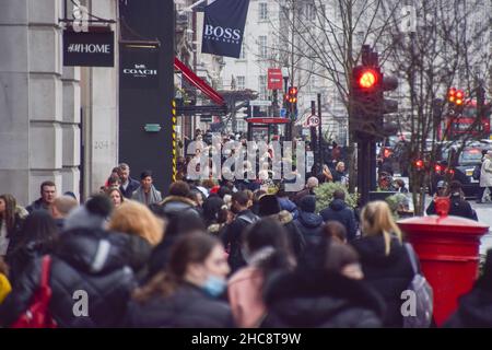 London, UK 26th December 2021. Busy Regent Street as shoppers flock to the West End for Boxing Day sales. Credit: Vuk Valcic / Alamy Live News Stock Photo