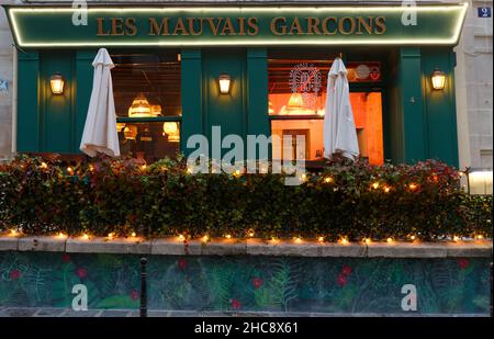 Paris France December 2021 Traditional French Cafe Louise Decorated  Christmas – Stock Editorial Photo © KovalenkovPetr #537213028