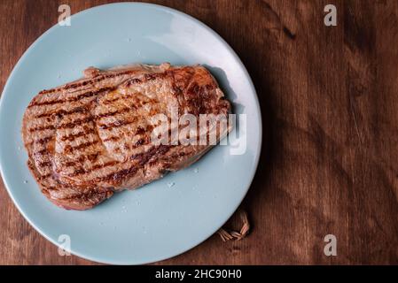 Una piastra di mezzo raro bistecca alla griglia è pronto per servire in un  pasto all'aperto in Newport Beach, ca Foto stock - Alamy