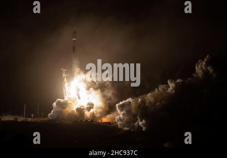 Vandenberg, United States of America. 24 November, 2021. A SpaceX Falcon 9 booster rocket carrying the NASA planetary defense test mission, Double Asteroid Redirection Test, lifts off from Space Launch Complex-4 at Vandenberg Space Force Base November 24, 2021 in Vandenberg, California. The DART spacecraft is designed to crash into an asteroid while traveling at a speed of 15,000 miles per hour to alter the path to prevent impact on Earth.  Credit: Bill Ingalls/NASA/Alamy Live News Stock Photo