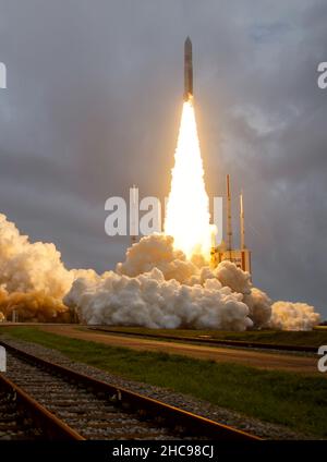 KOURO, FRENCH GUIANA - 25 December 2021 - The James Webb Space Telescope launches onboard an Ariane 5 rocket from the ELA-3 Launch Zone of Europe’s Sp Stock Photo