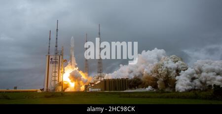 KOURO, FRENCH GUIANA - 25 December 2021 - The James Webb Space Telescope launches onboard an Ariane 5 rocket from the ELA-3 Launch Zone of Europe’s Sp Stock Photo