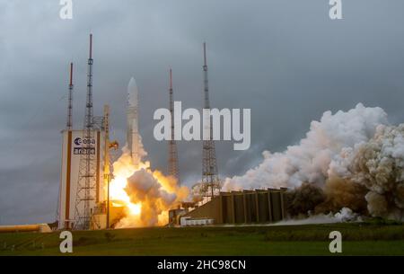 KOURO, FRENCH GUIANA - 25 December 2021 - The James Webb Space Telescope launches onboard an Ariane 5 rocket from the ELA-3 Launch Zone of Europe’s Sp Stock Photo