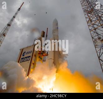 KOURO, FRENCH GUIANA - 25 December 2021 - The James Webb Space Telescope launches onboard an Ariane 5 rocket from the ELA-3 Launch Zone of Europe’s Sp Stock Photo