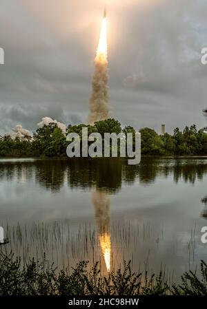 KOURO, FRENCH GUIANA - 25 December 2021 - The James Webb Space Telescope launches onboard an Ariane 5 rocket from the ELA-3 Launch Zone of Europe’s Sp Stock Photo