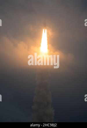 KOURO, FRENCH GUIANA - 25 December 2021 - The James Webb Space Telescope launches onboard an Ariane 5 rocket from the ELA-3 Launch Zone of Europe’s Sp Stock Photo