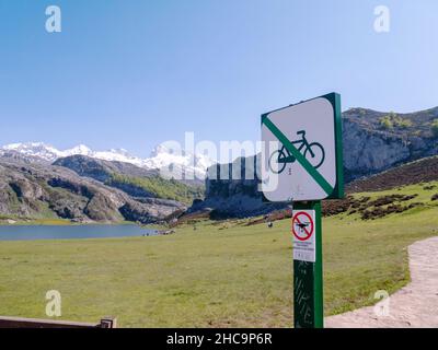 PICOS DE EUROPA NATIONAL PARK, SPAIN - MAY 25, 2019: Bikes and drones prohibited sign near Ercina lake of Covadonga in the Picos de Europa national pa Stock Photo