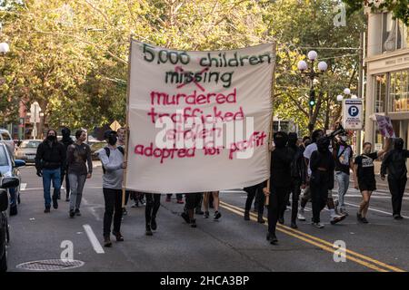 Seattle, USA. 25th Sep, 2021. Late in the day protestors at the Chinga La Migra Anti-Ice march. Stock Photo