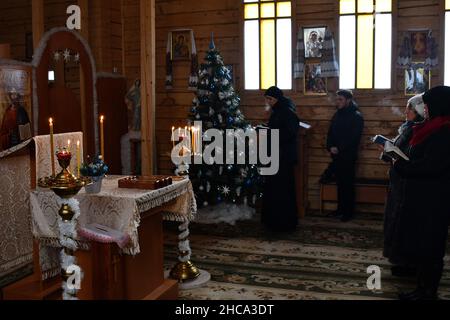Kramatorsk, Ukraine. 25th Dec, 2021. Believers are seen praying during a Christmas service at the Ukrainian Greek Catholic Church of the Holy Prophet Elijah in Kramatorsk. Credit: SOPA Images Limited/Alamy Live News Stock Photo