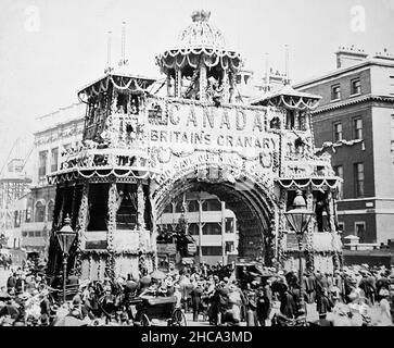 The Canadian Arch, Whitehall, London in 1902 Stock Photo