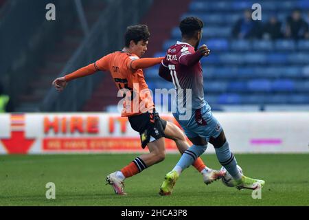 OLDHAM, UK. DEC 26TH Oldham Athletic's Benny Couto tussles with Myles Hippolyte of Scunthorpe United  during the Sky Bet League 2 match between Oldham Athletic and Scunthorpe United at Boundary Park, Oldham on Sunday 26th December 2021. (Credit: Eddie Garvey | MI News) Stock Photo