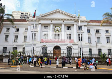 Nairobi, Kenya. 25th Dec, 2021. Kenyans take photos outside the Nairobi Governor's office on Christmas Day. For many years, Kenyans living in Nairobi and its environs have spent Christmas Day at the Uhuru and Central parks. However, that is not the case this year, as the two parks remain closed for renovations. This did not stop them from enjoying the day in small spaces that were available. Credit: SOPA Images Limited/Alamy Live News Stock Photo