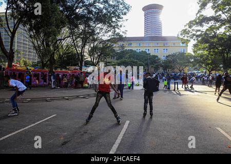 Nairobi, Kenya. 25th Dec, 2021. Children skating on Aga Khan walk, on Christmas Day. For many years, Kenyans living in Nairobi and its environs have spent Christmas Day at the Uhuru and Central parks. However, that is not the case this year, as the two parks remain closed for renovations. This did not stop them from enjoying the day in small spaces that were available. (Photo by Boniface Muthoni/SOPA Images/Sipa USA) Credit: Sipa USA/Alamy Live News Stock Photo