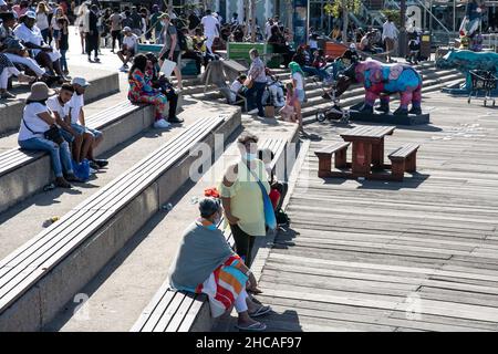 Cape Town, South Africa. 26th Dec, 2021. People visit V&A Waterfront in Cape Town, South Africa, Dec. 26, 2021. Many people visited V&A Waterfront on Sunday for the Christmas holiday. Credit: Lyu Tianran/Xinhua/Alamy Live News Stock Photo