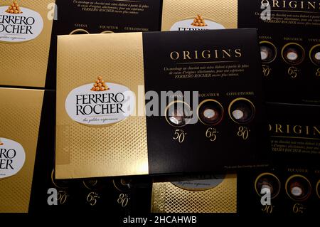 https://l450v.alamy.com/450v/2hcahwb/france-25th-dec-2021-in-this-photo-illustration-boxes-of-chocolates-seen-displayed-in-marseille-the-limited-edition-ferrero-rocher-origins-chocolates-is-an-assortment-of-premium-dark-chocolates-in-3-recipes-prepared-with-premium-ingredients-from-selected-origins-credit-sopa-images-limitedalamy-live-news-2hcahwb.jpg