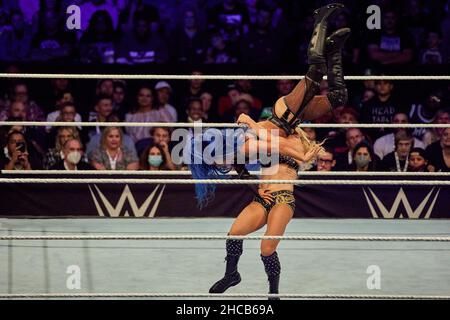 Tampa, Florida, USA. 26th Dec. 2021. Sasha Banks vs Charlotte Flair during WWE fight at Amalie Arena. Credit: Yaroslav Sabitov/YES Market Media/Alamy Live News Stock Photo