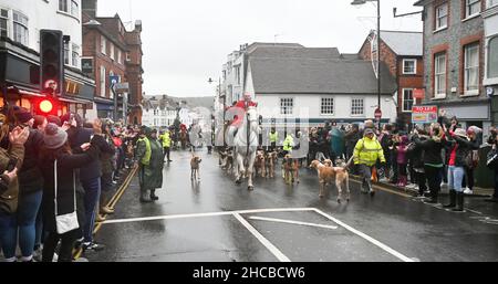 Lewes UK 27th December 2021 - Pro-hunt supporters on the left and hunt saboteurs on the right of the road as the Southdown and Eridge Hunt parade through Lewes town centre on the Boxing Day bank holiday in the UK : Credit Simon Dack / Alamy Live News Stock Photo