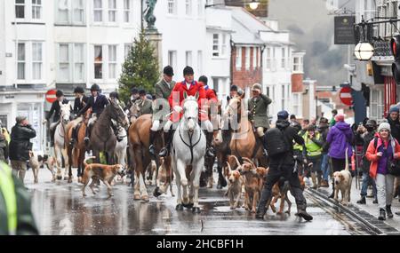 Lewes UK 27th December 2021 - The Southdown and Eridge Hunt parade through Lewes town centre on the Boxing Day bank holiday in the UK : Credit Simon Dack / Alamy Live News Stock Photo