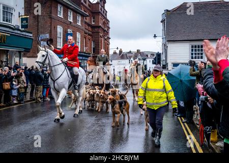 Lewes, UK. 27th Dec, 2021. The Southdown and Eridge Hunt arrive in Lewes High Street for their annual Boxing Day meeting, The event was switched this year to the 27th as Boxing Day fell on the Sunday. Credit: Grant Rooney/Alamy Live News Stock Photo