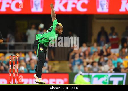 Brisbane, UK. 27th Dec, 2021. Andre Russell of the Melbourne Stars bowls in Brisbane, United Kingdom on 12/27/2021. (Photo by Patrick Hoelscher/News Images/Sipa USA) Credit: Sipa USA/Alamy Live News Stock Photo