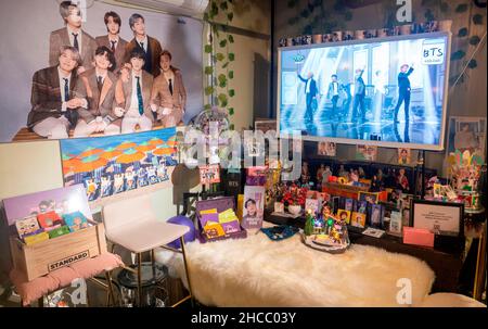 BTS member V, Dec 21, 2021 : A cafe decorated to celebrate BTS member V's birthday in Seoul, South Korea. BTS member V will turn 26 on December 30, 2021. Credit: Lee Jae-Won/AFLO/Alamy Live News Stock Photo