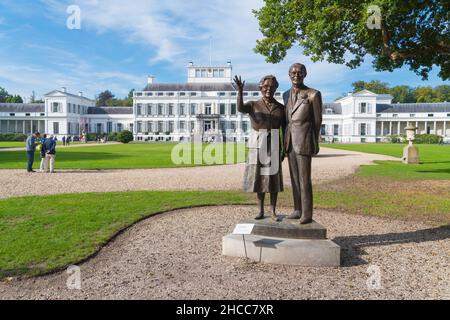 statue of former queen Juliana and prince Bernhard of the Netherlands in front of the former residence of the Royal family, palace Soestdijk Stock Photo