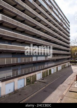 A high rise council housing block stands boarded up and abandoned while awaiting redevelopment of the Heygate Estate in the Elephant and Castle neighb Stock Photo