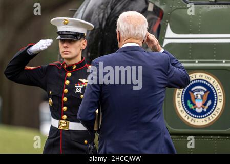 Washington, United States. 27th Dec, 2021. President Joe Biden salutes as he boards Marine One on the South Lawn on his way to Delaware from the White House in Washington, DC on Monday, December 27, 2021. Photo by Ken Cedeno/Pool/Sipa USA Credit: Sipa USA/Alamy Live News Stock Photo