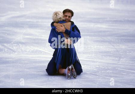 Nagano, Japan. 26th Dec, 2021. firo: Sports, winter sports Olympia, Olympics, 1998 Nagano, Japan, Olympic winter games, 98, archive images figure skating, ice pair skating, pair skating Oxana Vladimirovna Grishchuk, Russia, wins, gold, with, and, Yevgeny Arkadyevich Platov Credit: dpa/Alamy Live News Stock Photo