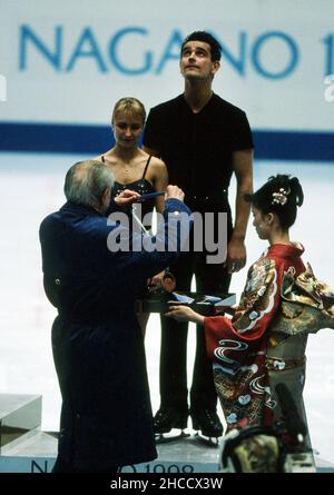 Nagano, Japan. 26th Dec, 2021. firo: Sport, winter sports Olympia, Olympics, 1998 Nagano, Japan, Olympic Winter Games, 98, archive images figure skating, ice pair skating, pair skating Mandy Wv? tzel, Germany, wins, bronze, with, and, Ingo Steuer, award ceremony Credit: dpa/Alamy Live News Stock Photo