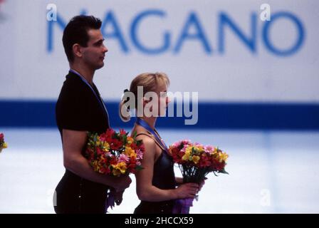 Nagano, Japan. 26th Dec, 2021. firo: Sport, winter sports Olympia, Olympics, 1998 Nagano, Japan, Olympic Winter Games, 98, archive images figure skating, ice pair skating, pair skating Mandy Wv? tzel, Germany, wins, bronze, with, and, Ingo Steuer, award ceremony Credit: dpa/Alamy Live News Stock Photo