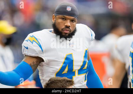 Los Angeles Chargers outside linebacker Thomas Davis (58) poses with former  Tennessee Titans linebacker Tim Shaw before an NFL football game Sunday,  Oct. 20, 2019, in Nashville, Tenn. Shaw was diagnosed in