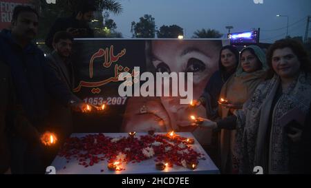 Lahore, Pakistan. 27th Dec, 2021. Activists of Pakistani People Party (PPP) enlighten the earth lamp during 14th death anniversary of former prime minister of Pakistan Mohtarma Benazir Bhutto at liberty chowk Lahore (Photo by Rana Sajid Hussain/Pacific Press) Credit: Pacific Press Media Production Corp./Alamy Live News Stock Photo