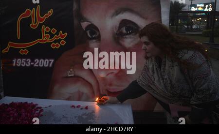 Lahore, Punjab, Pakistan. 27th Dec, 2021. Activists of Pakistani People Party (PPP) enlighten the earth lamp during 14th death anniversary of former prime minister of Pakistan Mohtarma Benazir Bhutto at liberty chowk Lahore (Credit Image: © Rana Sajid Hussain/Pacific Press via ZUMA Press Wire) Credit: ZUMA Press, Inc./Alamy Live News Stock Photo