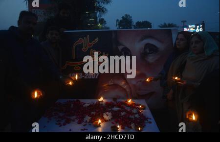 Lahore, Punjab, Pakistan. 27th Dec, 2021. Activists of Pakistani People Party (PPP) enlighten the earth lamp during 14th death anniversary of former prime minister of Pakistan Mohtarma Benazir Bhutto at liberty chowk Lahore (Credit Image: © Rana Sajid Hussain/Pacific Press via ZUMA Press Wire) Credit: ZUMA Press, Inc./Alamy Live News Stock Photo