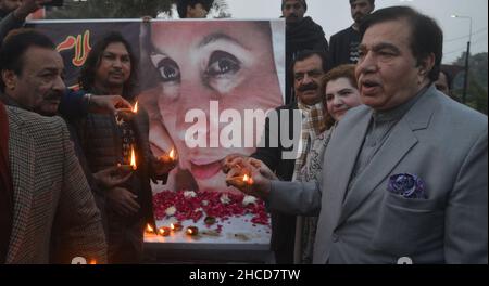 Lahore, Punjab, Pakistan. 27th Dec, 2021. Activists of Pakistani People Party (PPP) enlighten the earth lamp during 14th death anniversary of former prime minister of Pakistan Mohtarma Benazir Bhutto at liberty chowk Lahore (Credit Image: © Rana Sajid Hussain/Pacific Press via ZUMA Press Wire) Credit: ZUMA Press, Inc./Alamy Live News Stock Photo