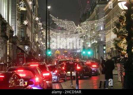 Central London was very very very very busy you could not go anywhere from Lancaster Gate to aldwych it was packed with traffic.oxford street, regent street, Oxford Circus ,Piccadilly Circus, piccadilly ,Bond Street, and everywhere was busy very busy from 6pm to 12.am then everybody went home and the streets were deserted Oxford street pall mall lower regent street regent street and everywhere no one there. Outside the shops in Oxford street there was no one queuing for tomorrow’s sales no one was there nothing 25/26-12-2021 blitz pictures Stock Photo