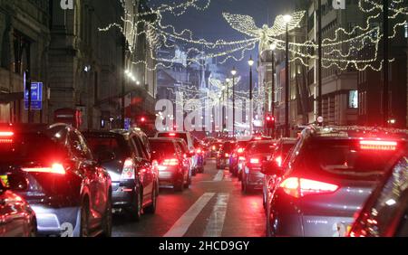 Central London was very very very very busy you could not go anywhere from Lancaster Gate to aldwych it was packed with traffic.oxford street, regent street, Oxford Circus ,Piccadilly Circus, piccadilly ,Bond Street, and everywhere was busy very busy from 6pm to 12.am then everybody went home and the streets were deserted Oxford street pall mall lower regent street regent street and everywhere no one there. Outside the shops in Oxford street there was no one queuing for tomorrow’s sales no one was there nothing 25/26-12-2021 blitz pictures Stock Photo