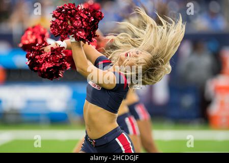 Houston, TX, USA. 26th Dec, 2021. A Houston Texans Cheerleader performs prior to an NFL football game between the Los Angeles Chargers and the Houston Texans at NRG Stadium in Houston, TX. The Texans won the game 41 to 29.Trask Smith/CSM/Alamy Live News Stock Photo