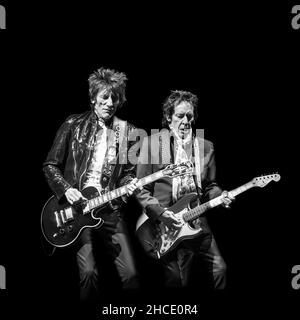 Ronnie Wood and Robin Le Mesurier perform, jamming together on stage at the Rock 'n' Horsepower event on 5th September 2015 at The Faces reunion Stock Photo
