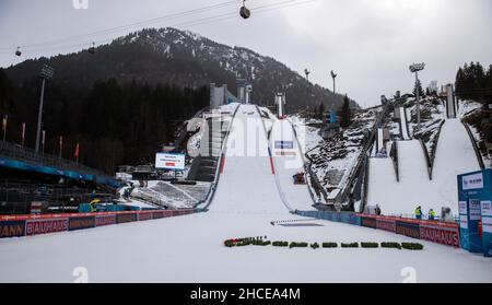 Oberstdorf, Germany. 28th Dec, 2021. Nordic skiing/ski jumping: World ...