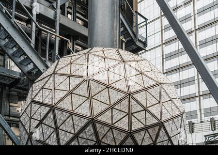 New York City, USA. 27th Dec, 2021. Installation of 192 Sparkling New Waterford Crystal Triangle on the Times Square New Years Eve Ball atop of the roof of One Times Square. New York City, NY USA December 27, 2021 (Photo by Steve Sanchez/Sipa USA) Credit: Sipa USA/Alamy Live News Stock Photo